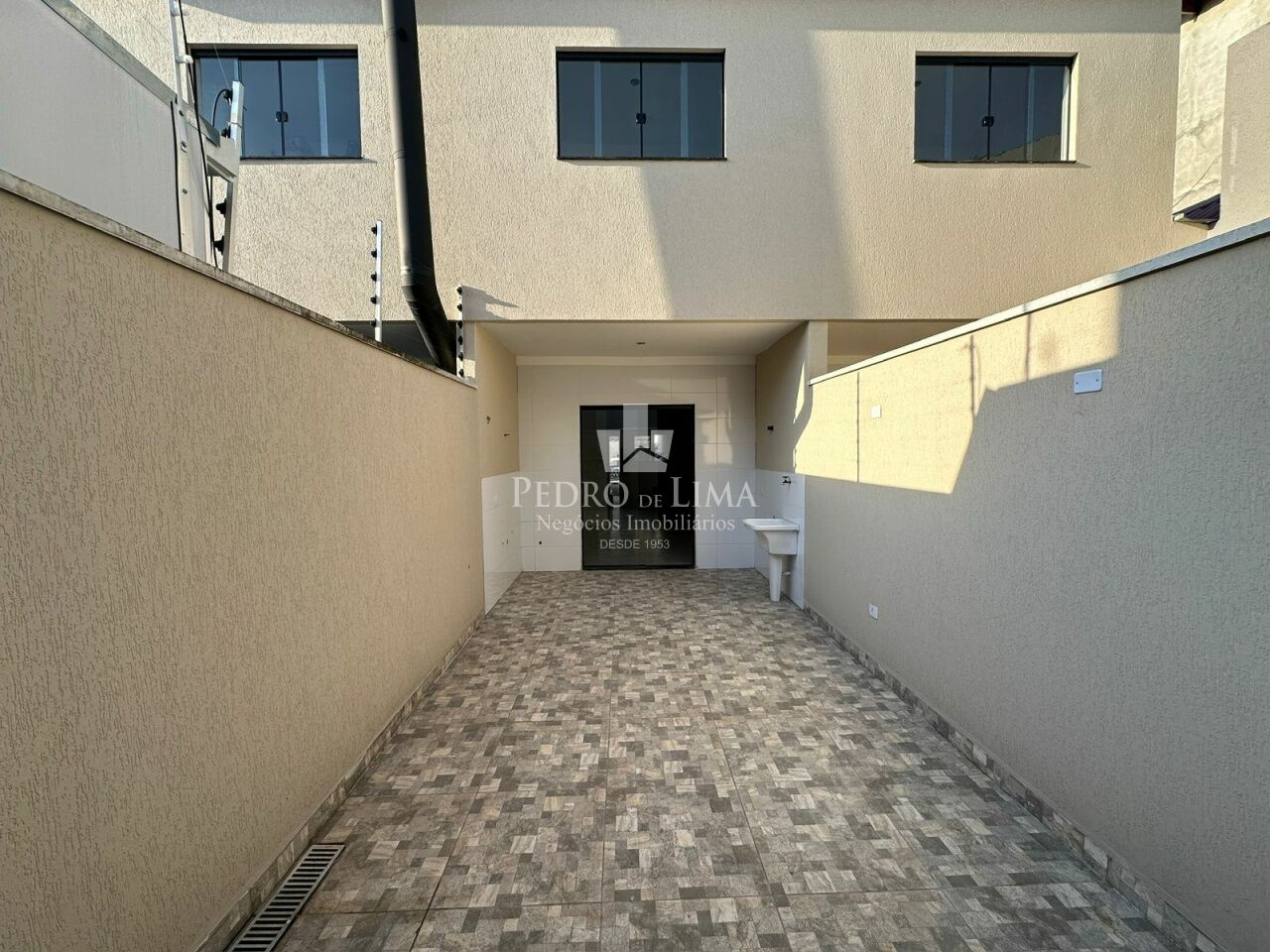 Sobrado frontal novo, 3 dormitórios sendo 1 suíte e 2 vagas na Vila Jacui