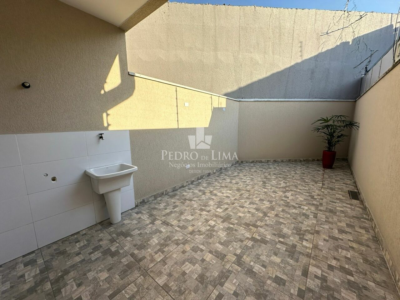 Sobrado frontal novo, 3 dormitórios sendo 1 suíte e 2 vagas na Vila Jacui