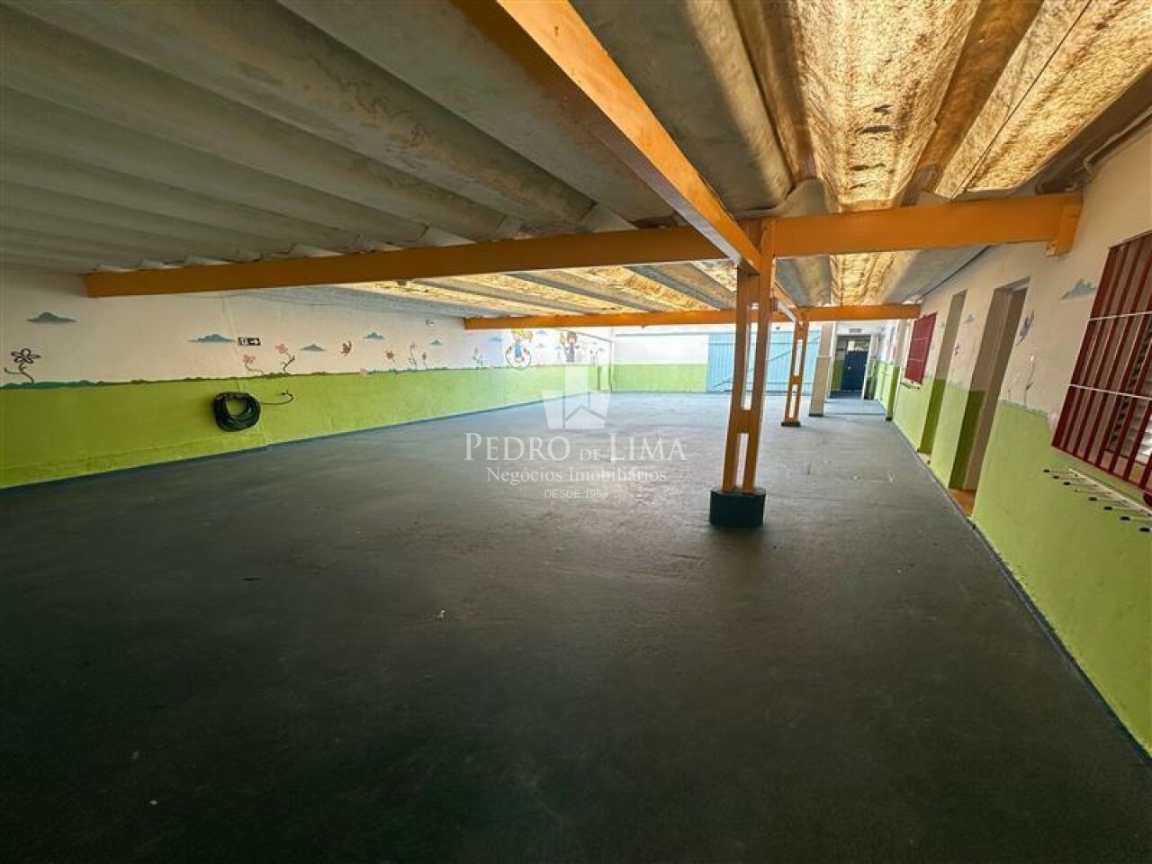Casa comercial, 230 m² de área útil, 6 salas, 4 vagas e 3 banheiros na  Ponte Rasa