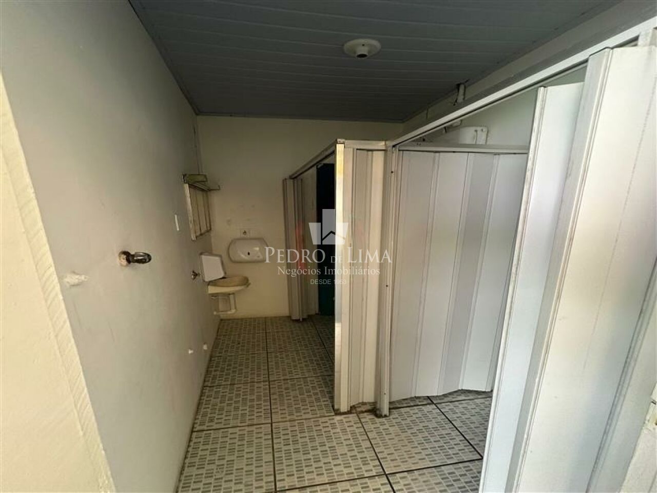 Casa comercial, 230 m² de área útil, 6 salas, 4 vagas e 3 banheiros na  Ponte Rasa
