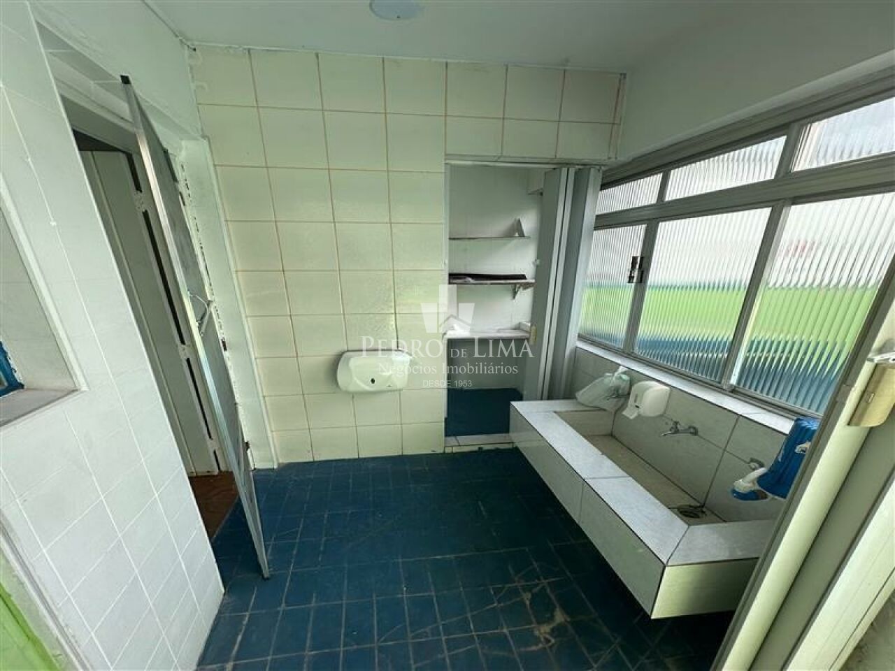 Casa comercial, 230 m² de área útil, 6 salas, 4 vagas e 3 banheiros na  Ponte Rasa