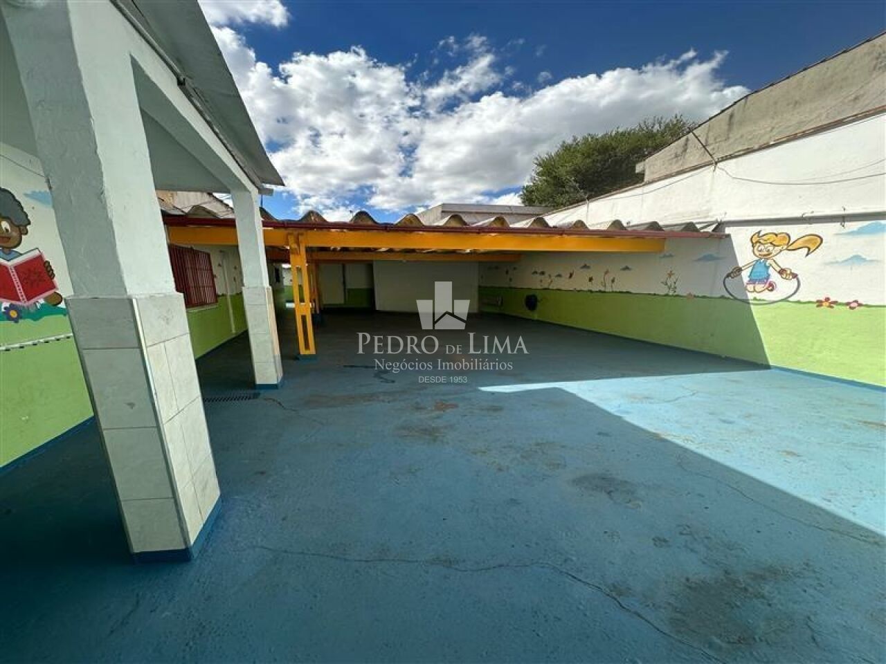 Casa comercial, 230 m² de área útil, 6 salas, 4 vagas e 3 banheiros na  Ponte Rasa