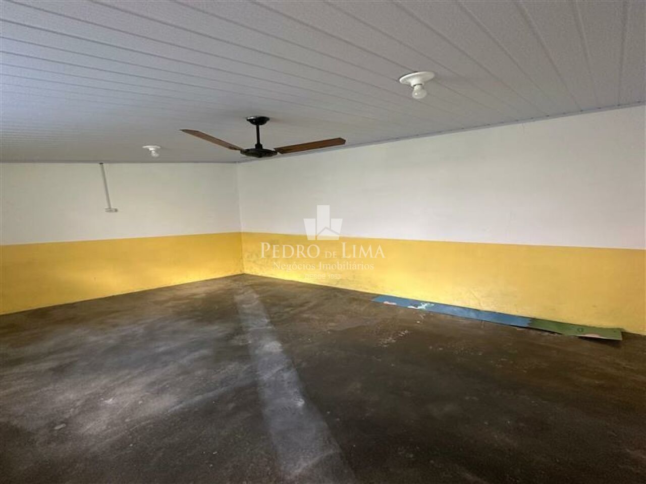 Casa comercial, 230 m² de área útil, 6 salas, 4 vagas e 3 banheiros na  Ponte Rasa