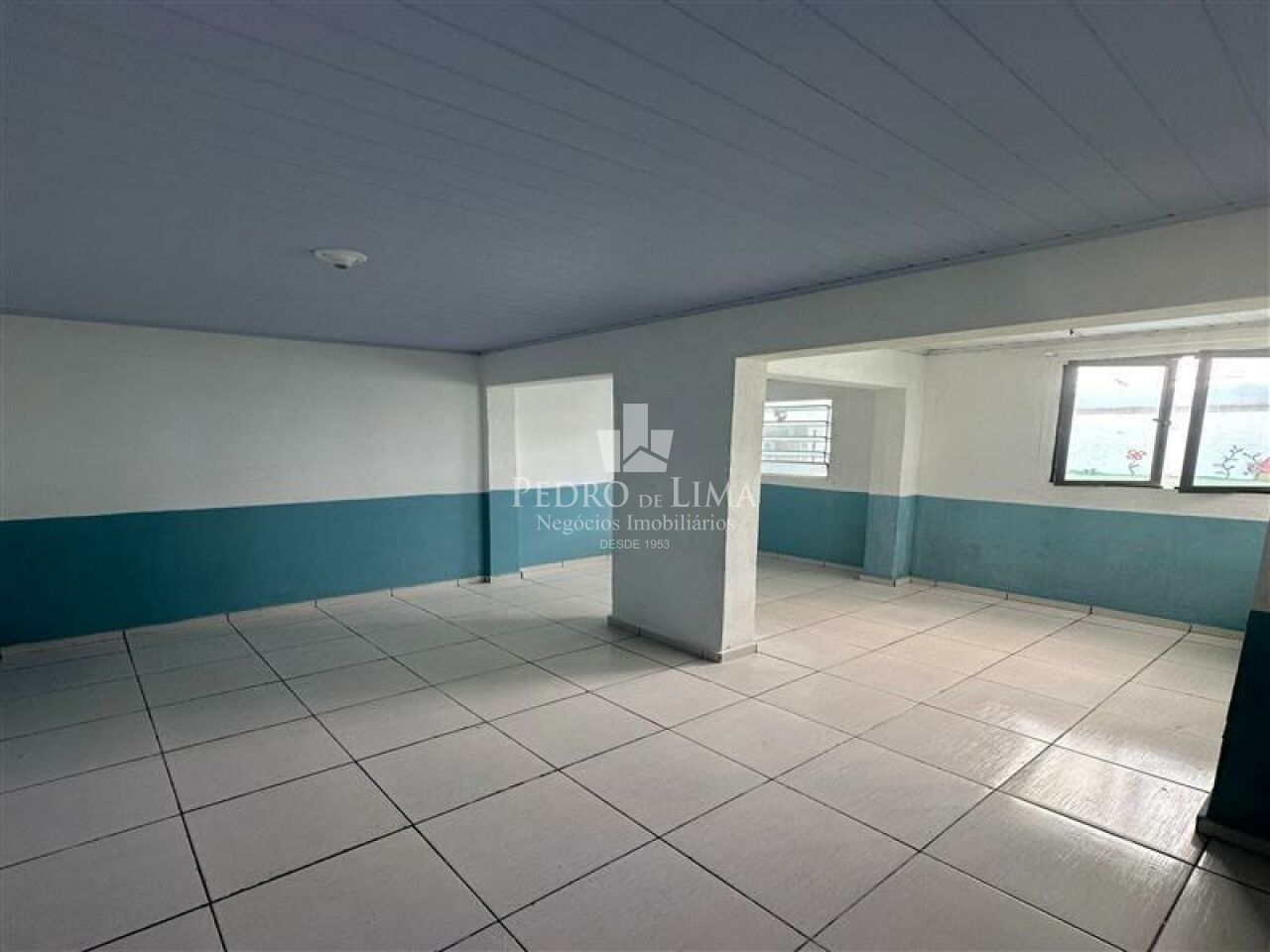 Casa comercial, 230 m² de área útil, 6 salas, 4 vagas e 3 banheiros na  Ponte Rasa