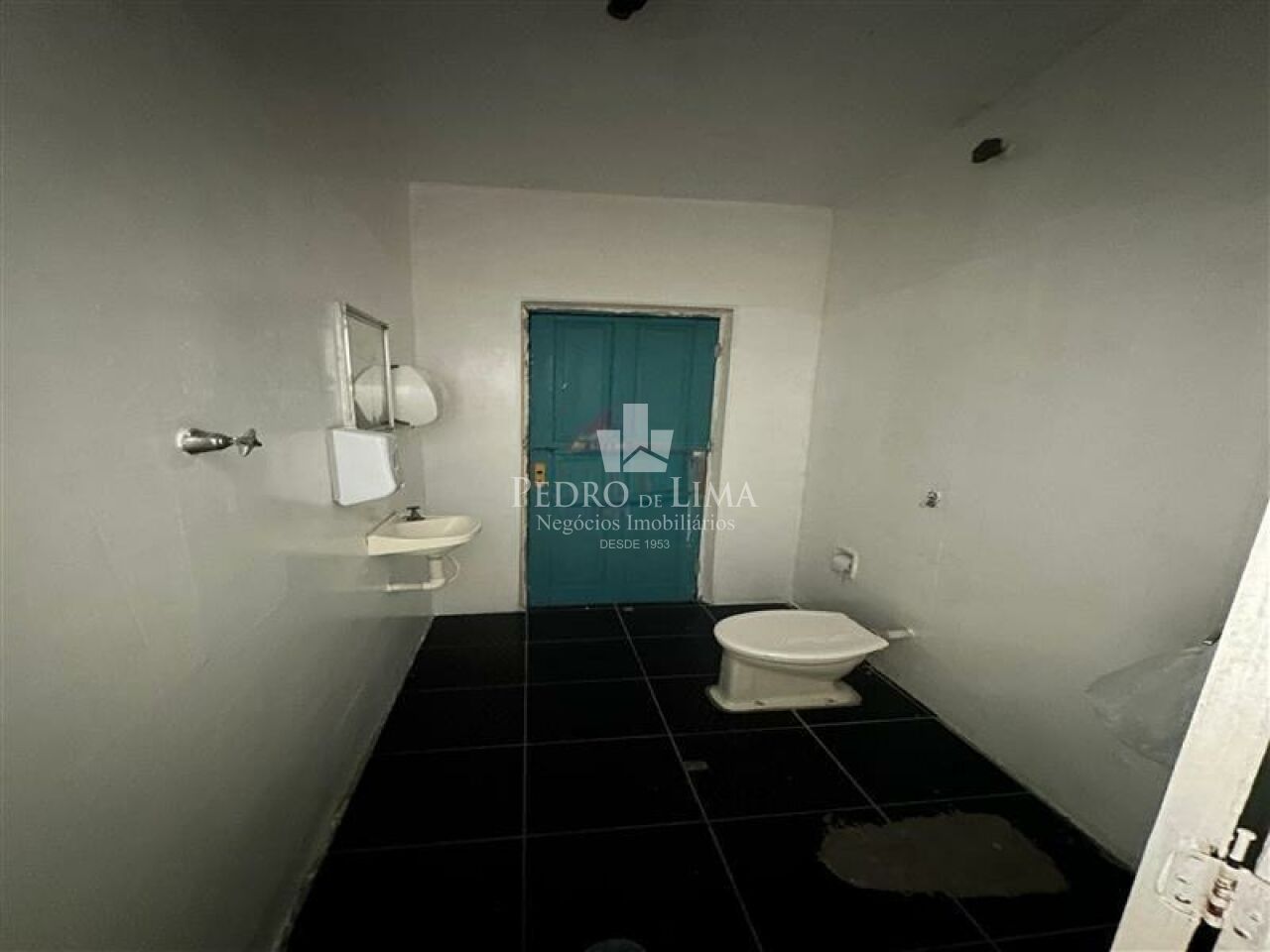 Casa comercial, 230 m² de área útil, 6 salas, 4 vagas e 3 banheiros na  Ponte Rasa