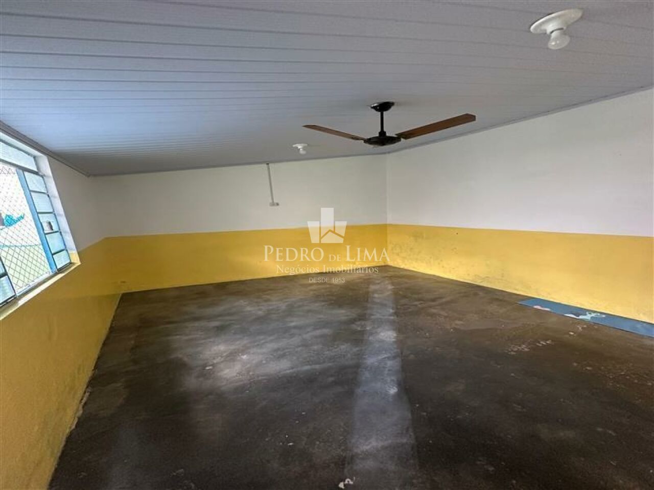 Casa comercial, 230 m² de área útil, 6 salas, 4 vagas e 3 banheiros na  Ponte Rasa