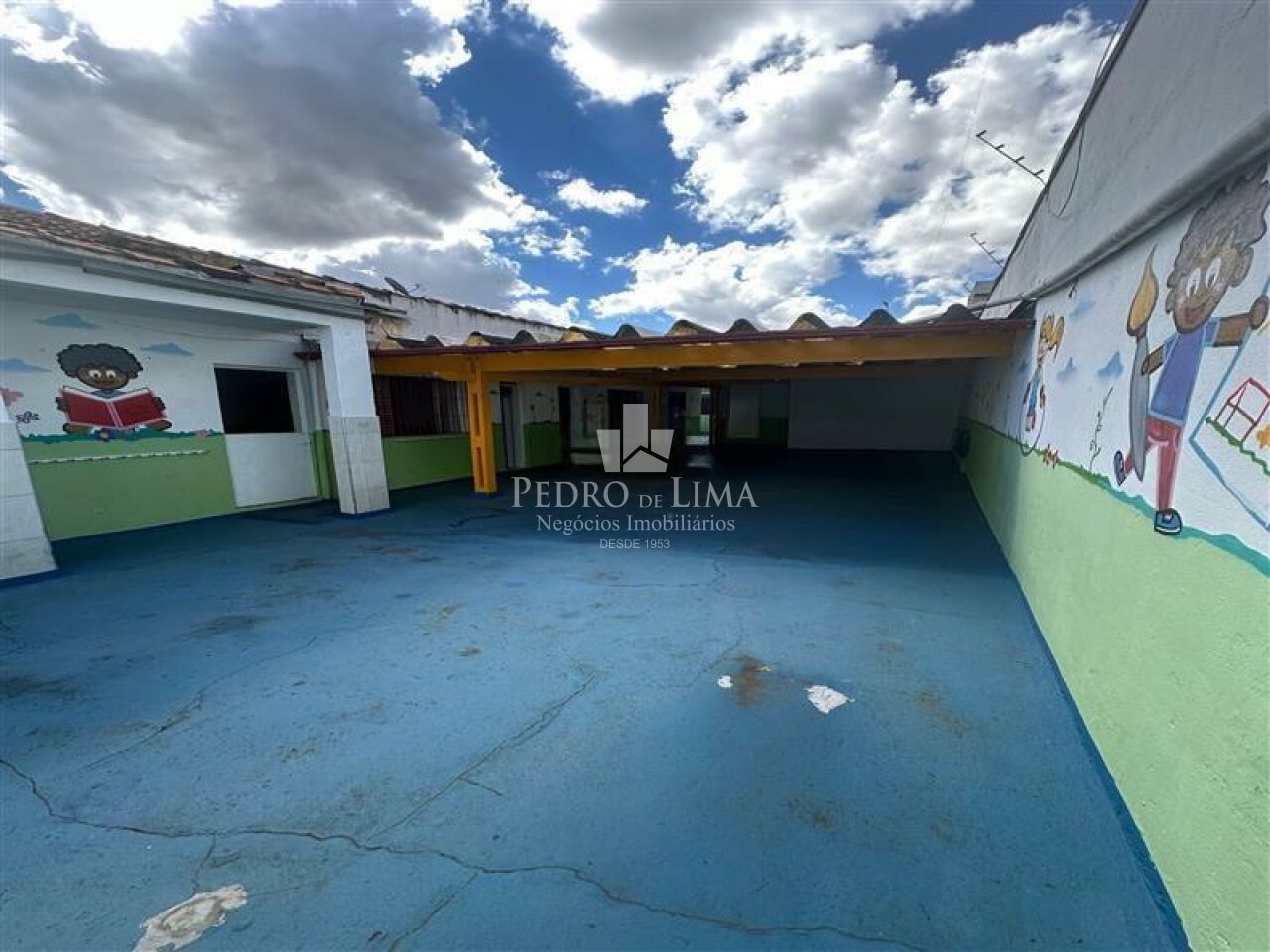 Casa comercial, 230 m² de área útil, 6 salas, 4 vagas e 3 banheiros na  Ponte Rasa