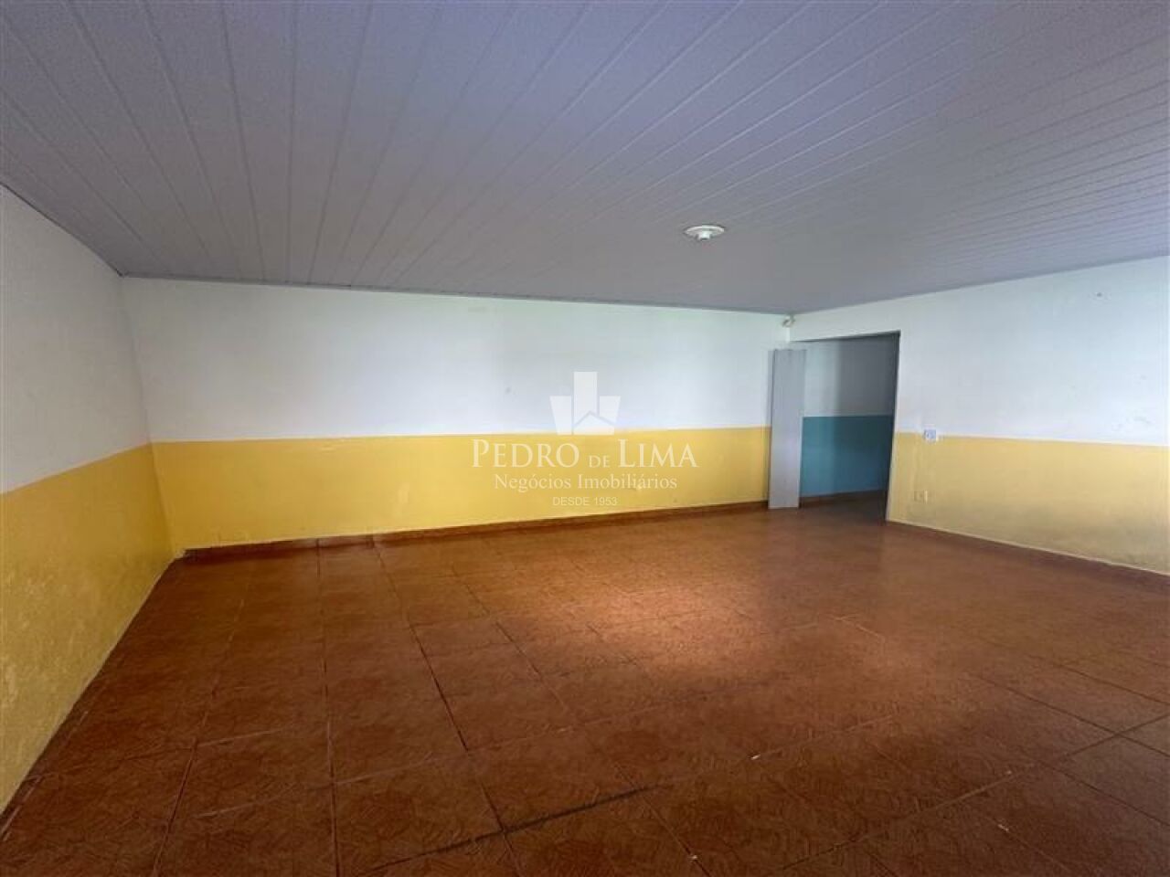 Casa comercial, 230 m² de área útil, 6 salas, 4 vagas e 3 banheiros na  Ponte Rasa