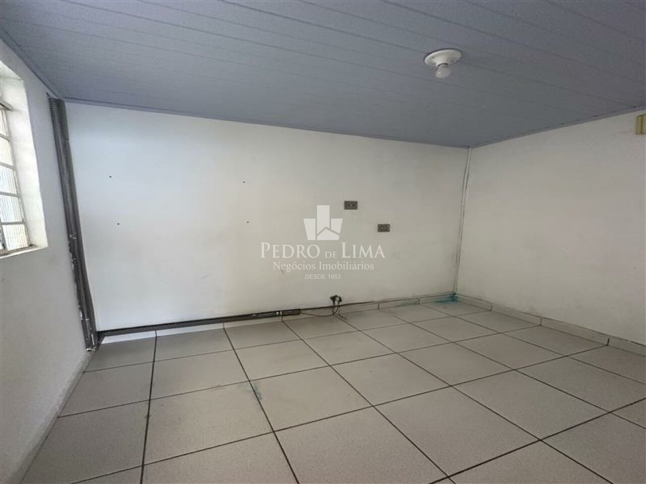 Casa comercial, 230 m² de área útil, 6 salas, 4 vagas e 3 banheiros na  Ponte Rasa