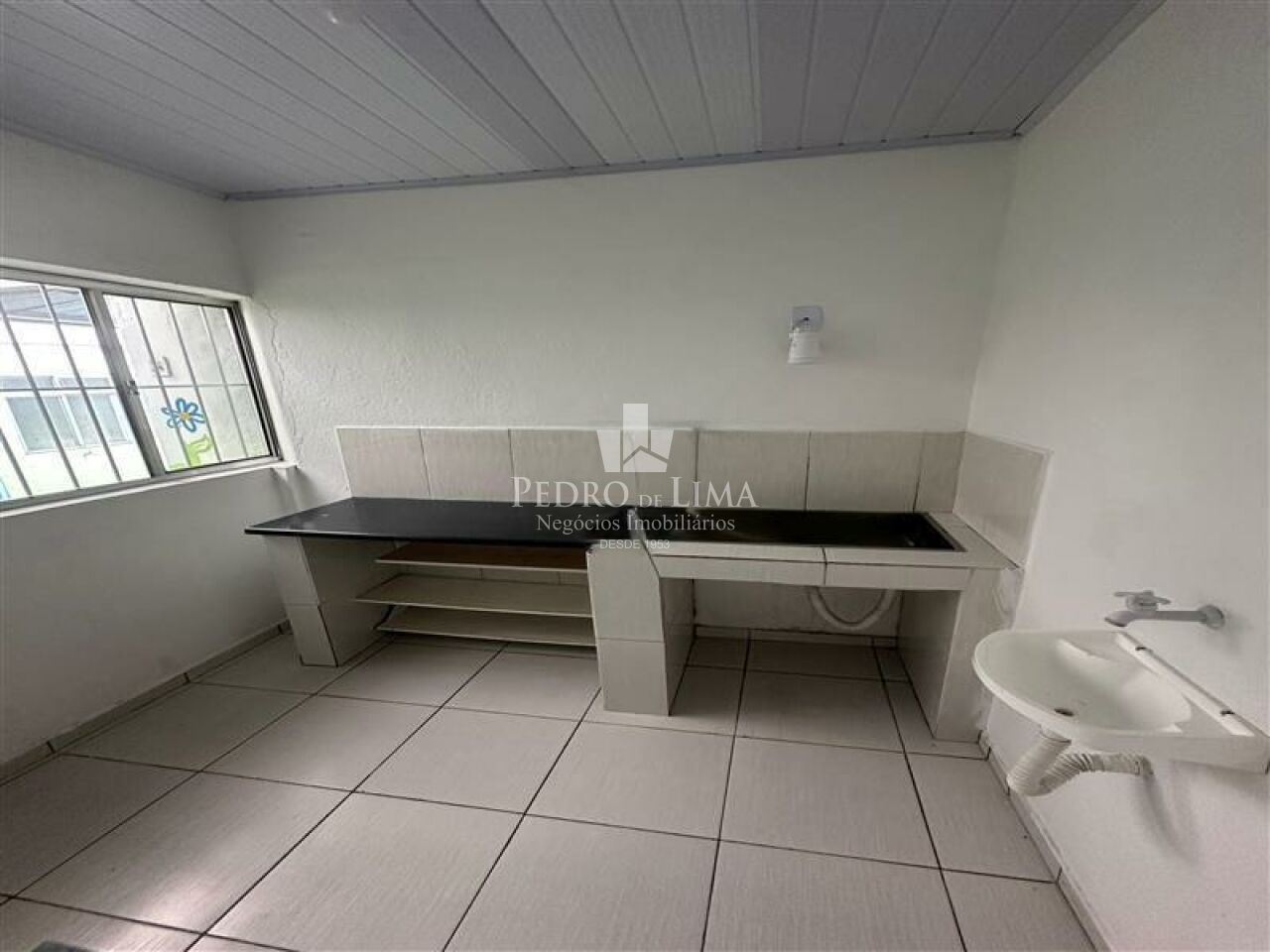 Casa comercial, 230 m² de área útil, 6 salas, 4 vagas e 3 banheiros na  Ponte Rasa