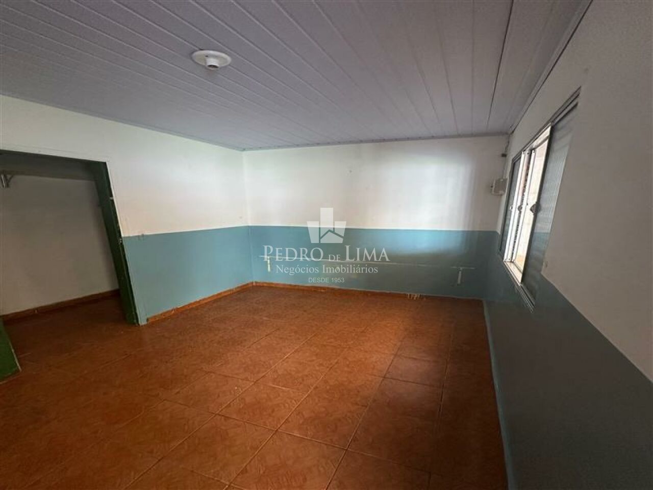 Casa comercial, 230 m² de área útil, 6 salas, 4 vagas e 3 banheiros na  Ponte Rasa