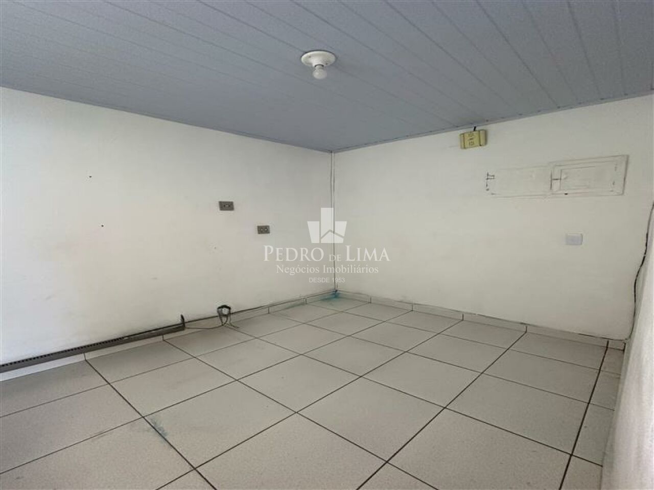 Casa comercial, 230 m² de área útil, 6 salas, 4 vagas e 3 banheiros na  Ponte Rasa