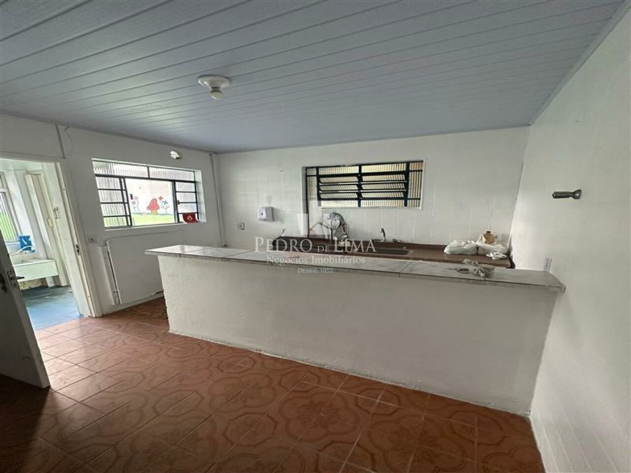 Casa comercial, 230 m² de área útil, 6 salas, 4 vagas e 3 banheiros na  Ponte Rasa