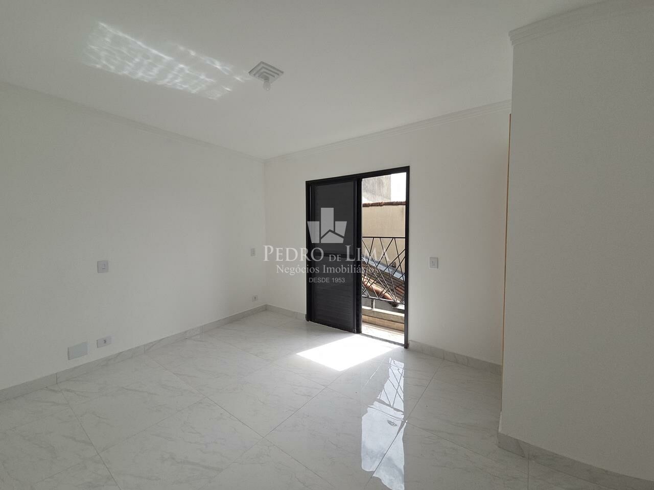 Sobrado em condomínio, com 2 suítes, 1 vagas, 80 m², na Vila Ré. 