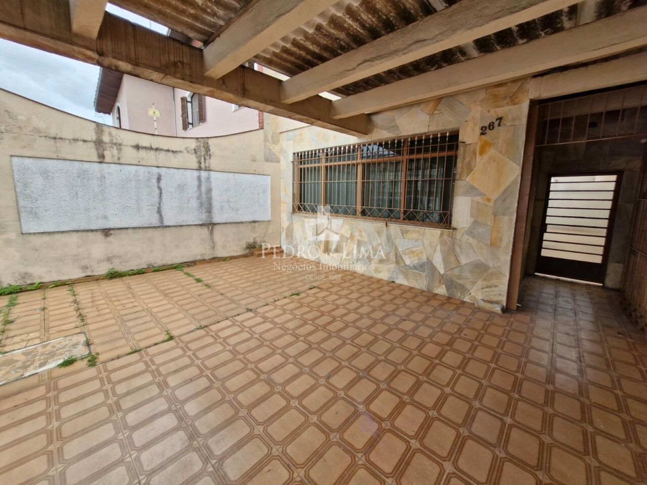 Sobrado frontal 3 dormitórios, corredor lateral, quintal e 2 vagas na Cidade Lider