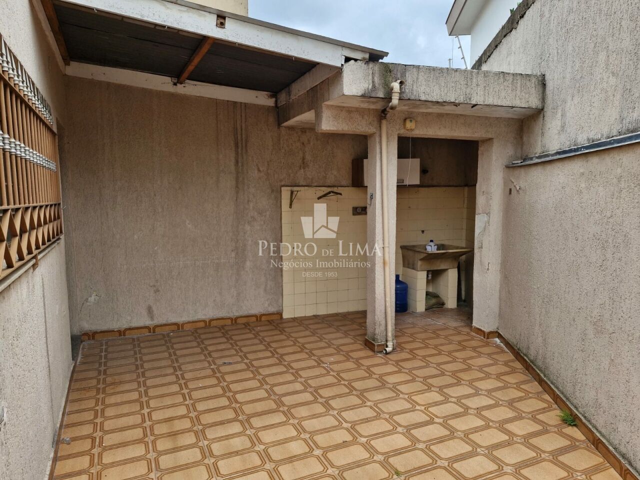 Sobrado frontal 3 dormitórios, corredor lateral, quintal e 2 vagas na Cidade Lider