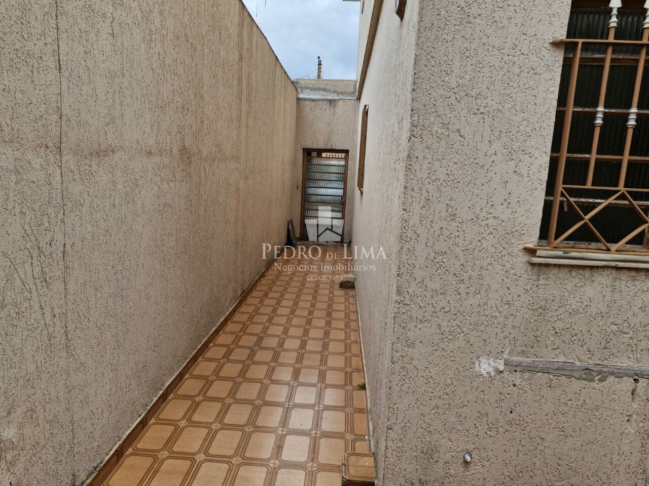 Sobrado frontal 3 dormitórios, corredor lateral, quintal e 2 vagas na Cidade Lider