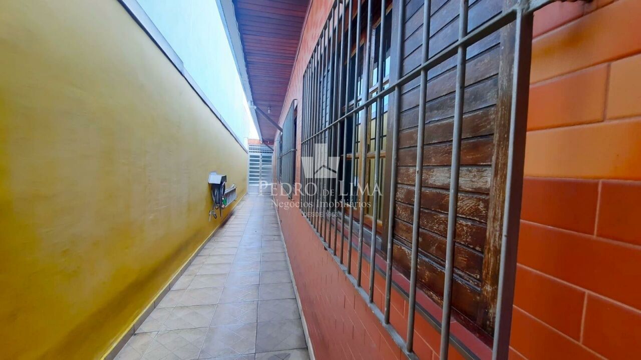 Casa térrea 3 dormitórios, 2 vagas, corredor lateral e quintal no Ermelino Matarazzo