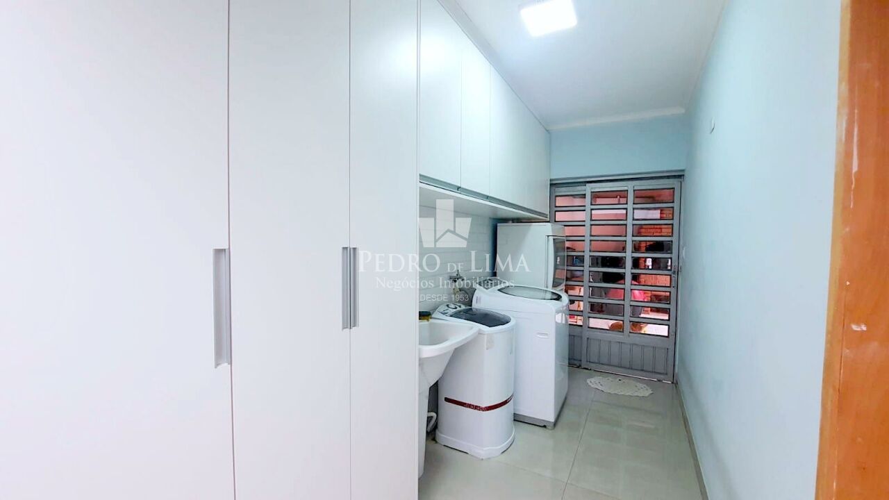 Casa térrea 3 dormitórios, 2 vagas, corredor lateral e quintal no Ermelino Matarazzo