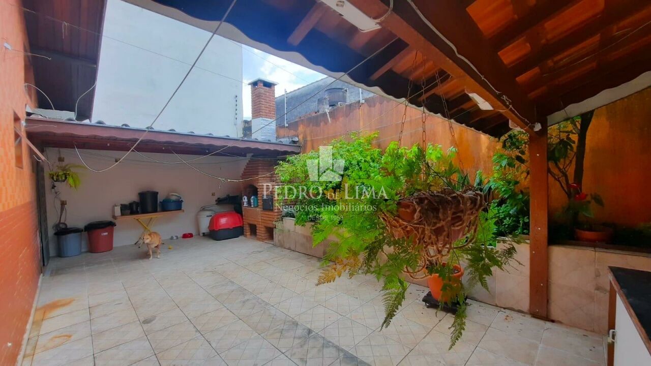 Casa térrea 3 dormitórios, 2 vagas, corredor lateral e quintal no Ermelino Matarazzo