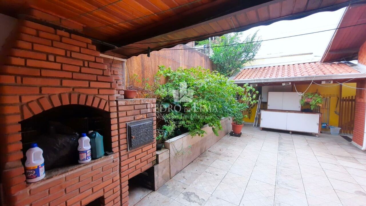 Casa térrea 3 dormitórios, 2 vagas, corredor lateral e quintal no Ermelino Matarazzo