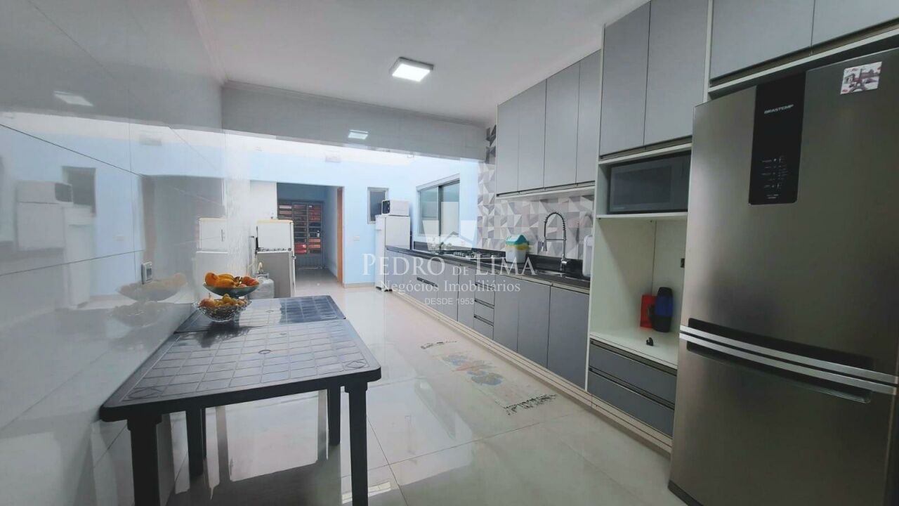 Casa térrea 3 dormitórios, 2 vagas, corredor lateral e quintal no Ermelino Matarazzo