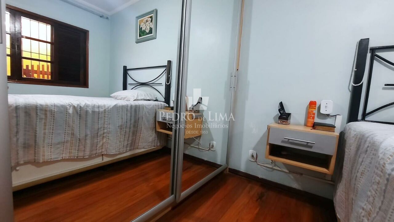 Casa térrea 3 dormitórios, 2 vagas, corredor lateral e quintal no Ermelino Matarazzo