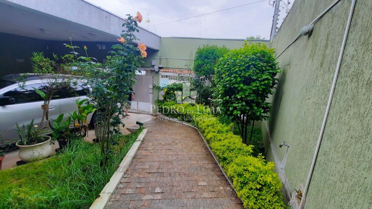 Casa térrea 3 dormitórios, 2 vagas, corredor lateral e quintal no Ermelino Matarazzo