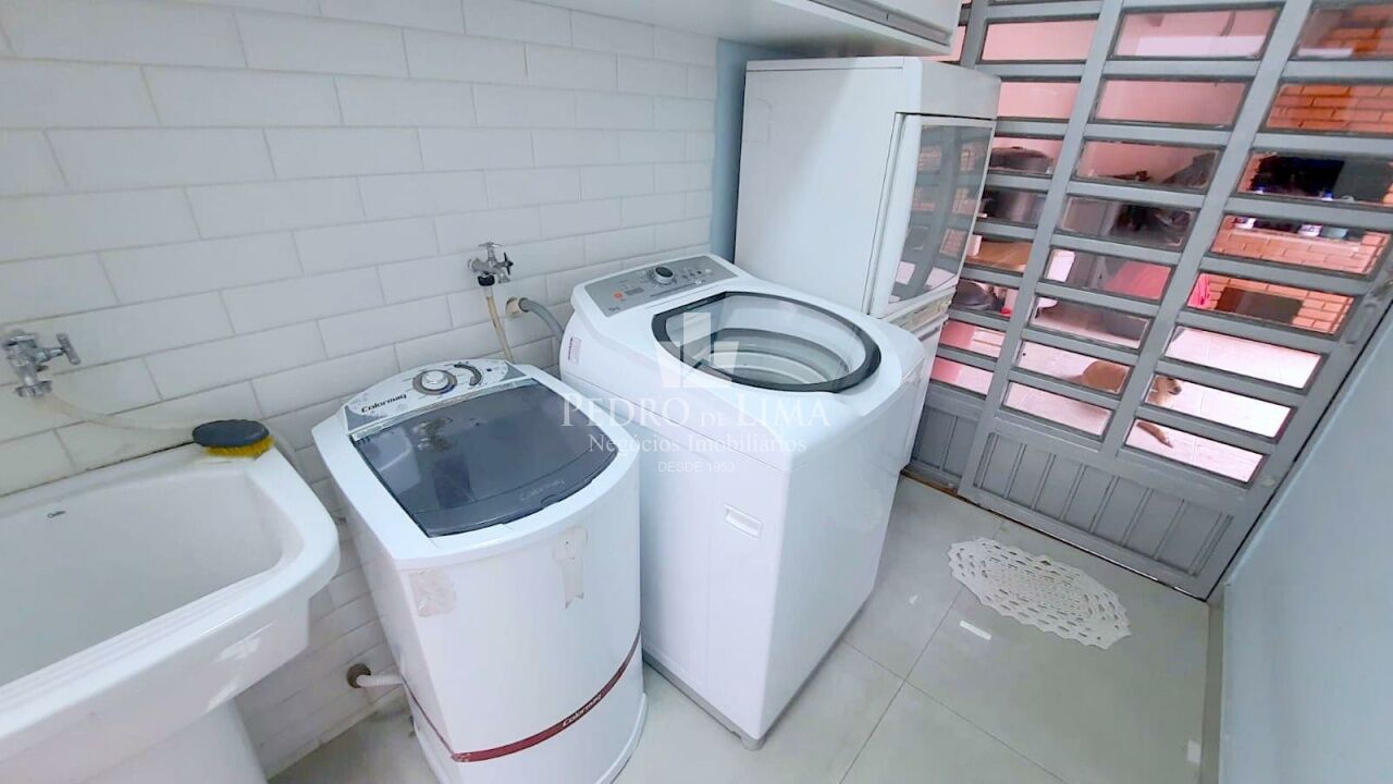 Casa térrea 3 dormitórios, 2 vagas, corredor lateral e quintal no Ermelino Matarazzo