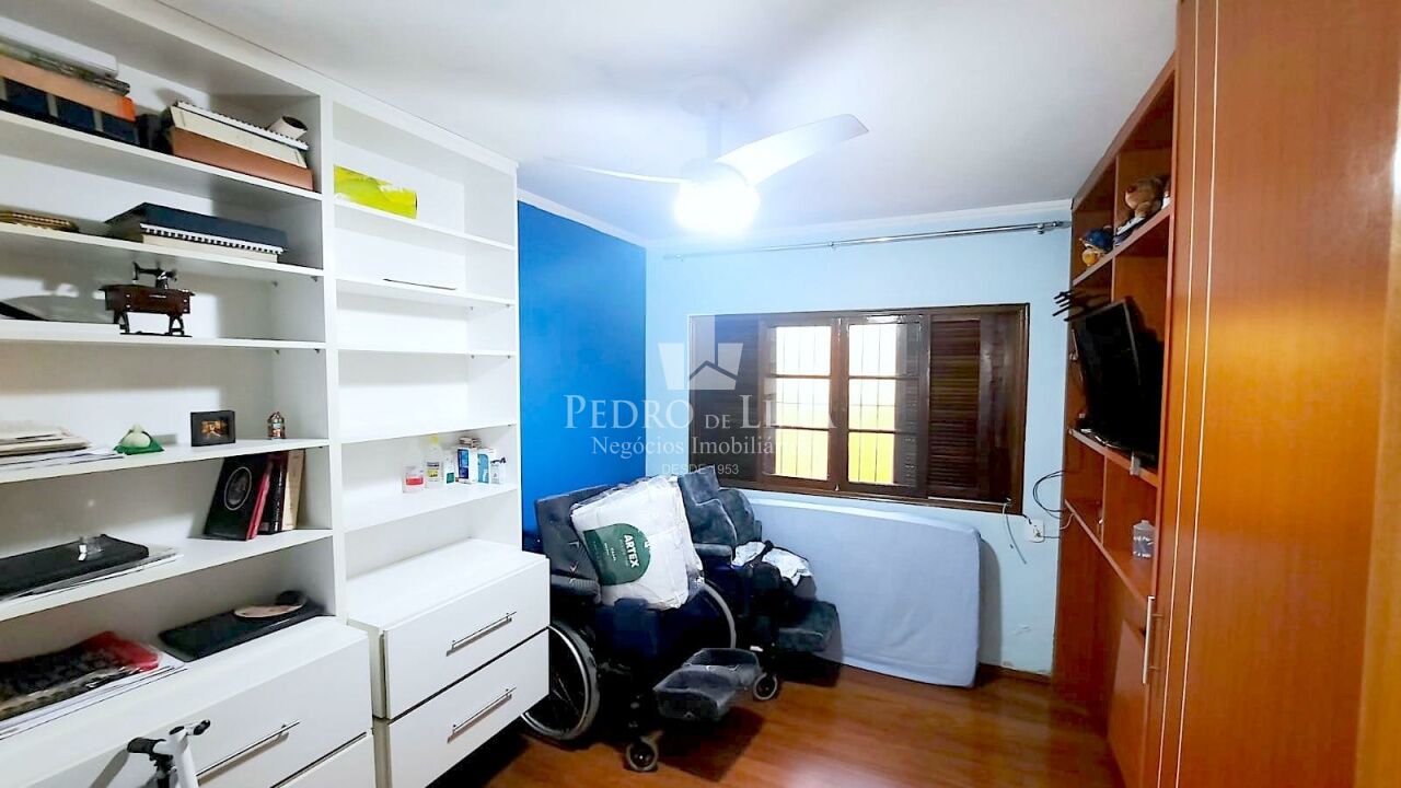 Casa térrea 3 dormitórios, 2 vagas, corredor lateral e quintal no Ermelino Matarazzo