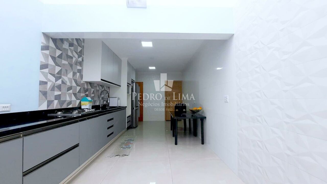 Casa térrea 3 dormitórios, 2 vagas, corredor lateral e quintal no Ermelino Matarazzo