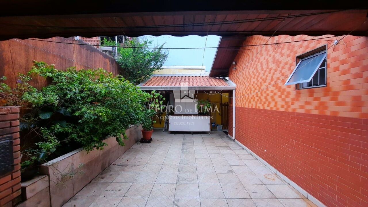 Casa térrea 3 dormitórios, 2 vagas, corredor lateral e quintal no Ermelino Matarazzo