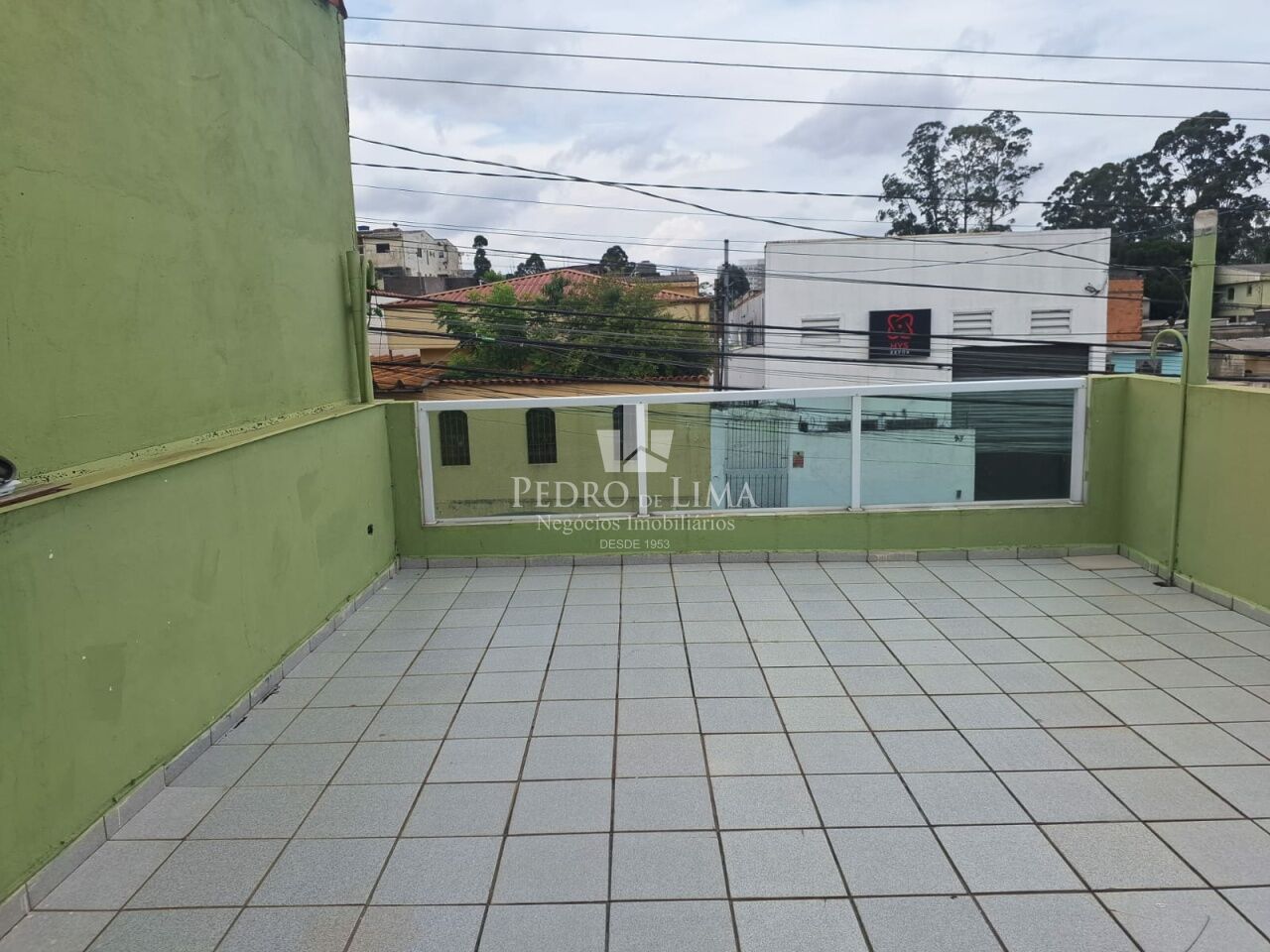 Sobrado Frontal espaçoso, com 3 quartos e duas vagas na Cidade Lider