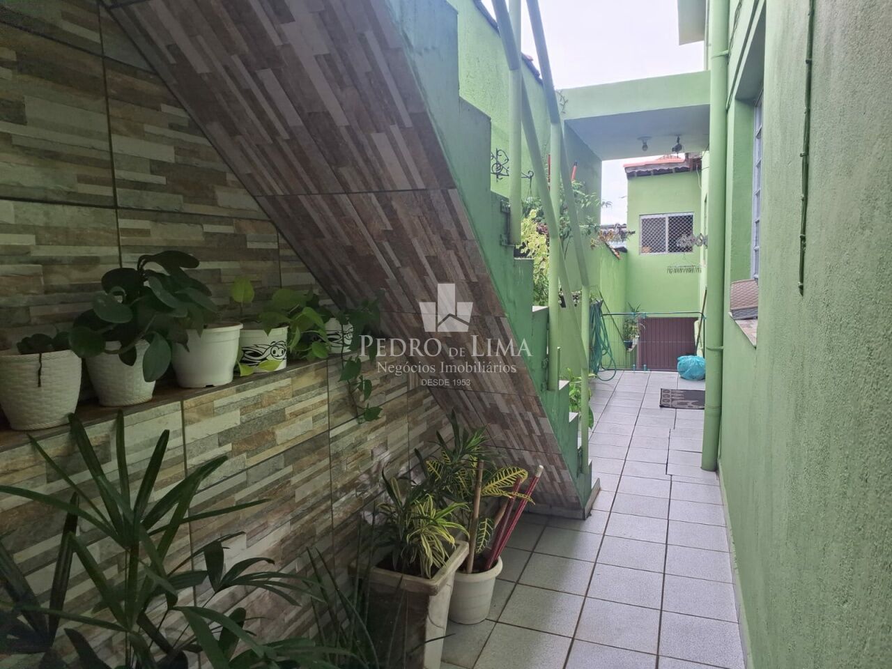 Sobrado Frontal espaçoso, com 3 quartos e duas vagas na Cidade Lider