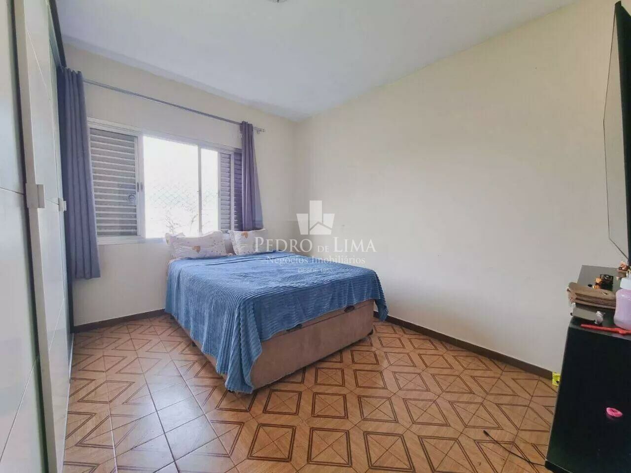 Casa térrea, terreno 10x30, 6 dormitórios e 4 vagas na Ponte Rasa