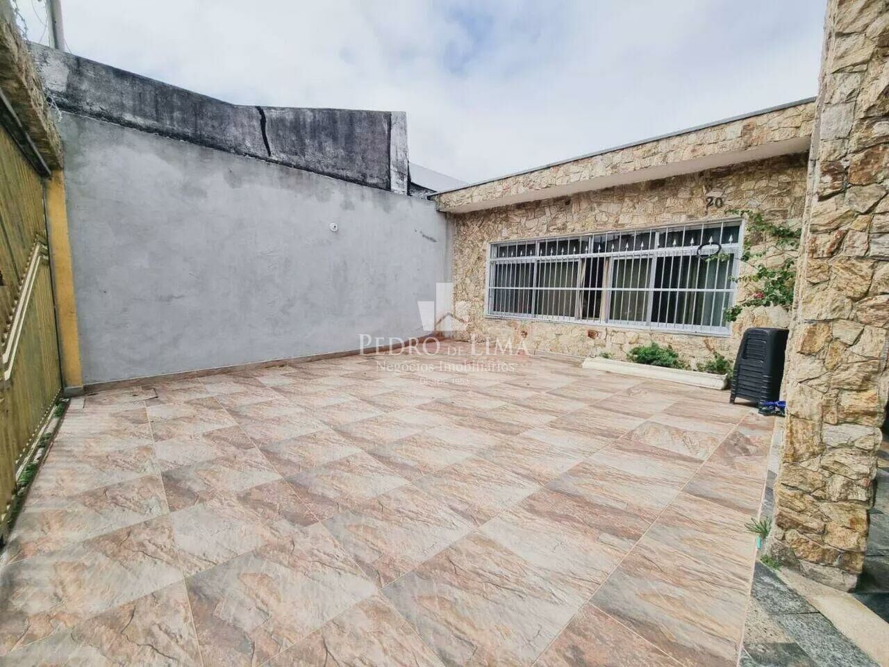 Casa térrea, terreno 10x30, 6 dormitórios e 4 vagas na Ponte Rasa