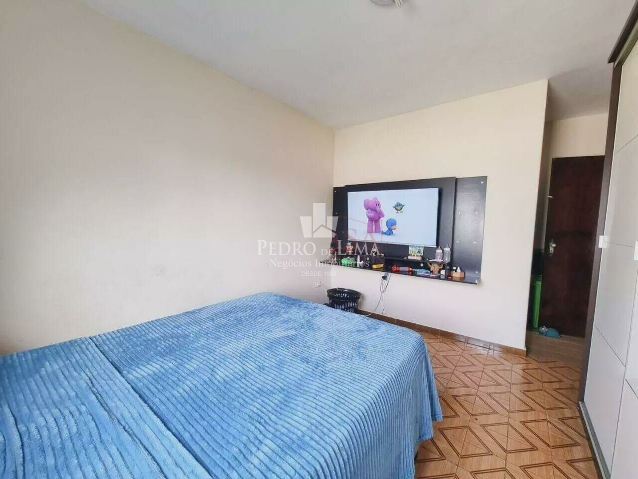 Casa térrea, terreno 10x30, 6 dormitórios e 4 vagas na Ponte Rasa