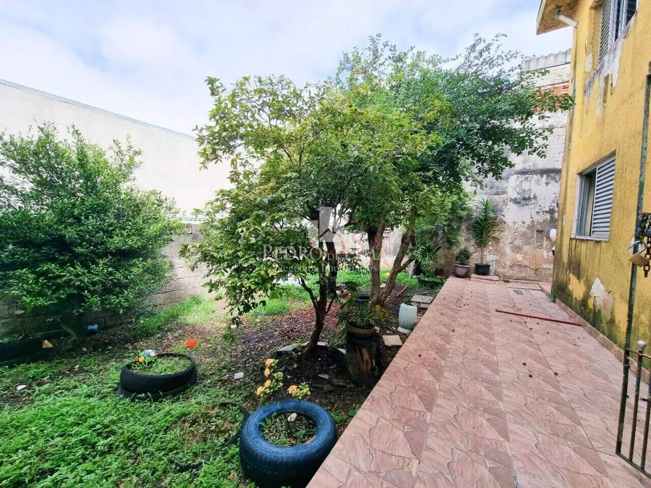 Casa térrea, terreno 10x30, 6 dormitórios e 4 vagas na Ponte Rasa
