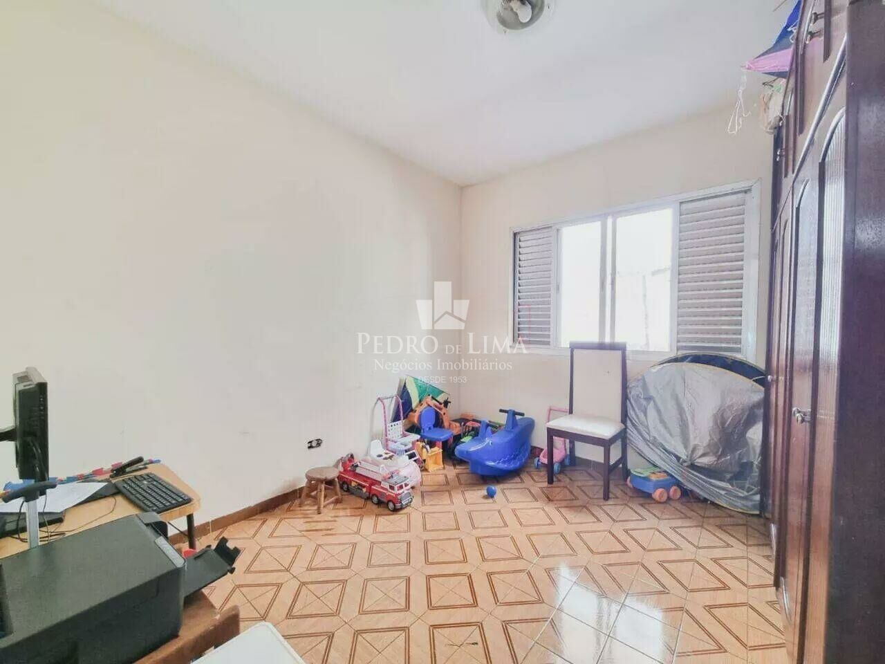 Casa térrea, terreno 10x30, 6 dormitórios e 4 vagas na Ponte Rasa