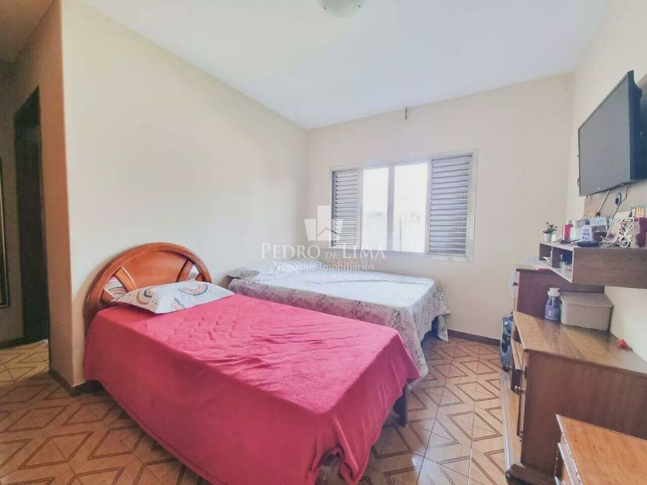 Casa térrea, terreno 10x30, 6 dormitórios e 4 vagas na Ponte Rasa