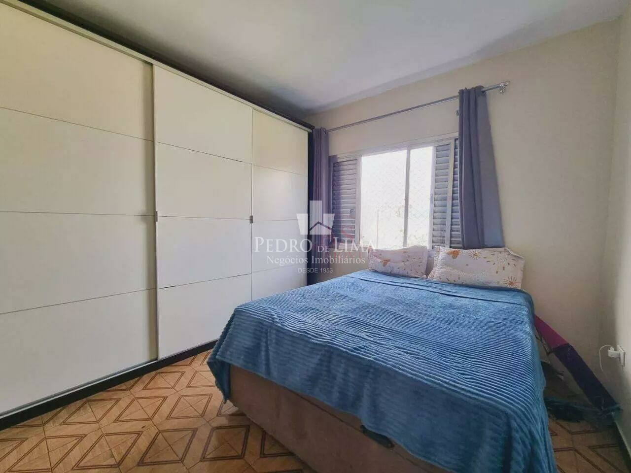 Casa térrea, terreno 10x30, 6 dormitórios e 4 vagas na Ponte Rasa