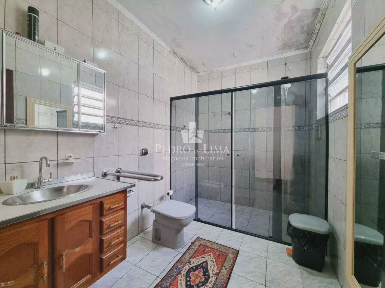Casa térrea, terreno 10x30, 6 dormitórios e 4 vagas na Ponte Rasa