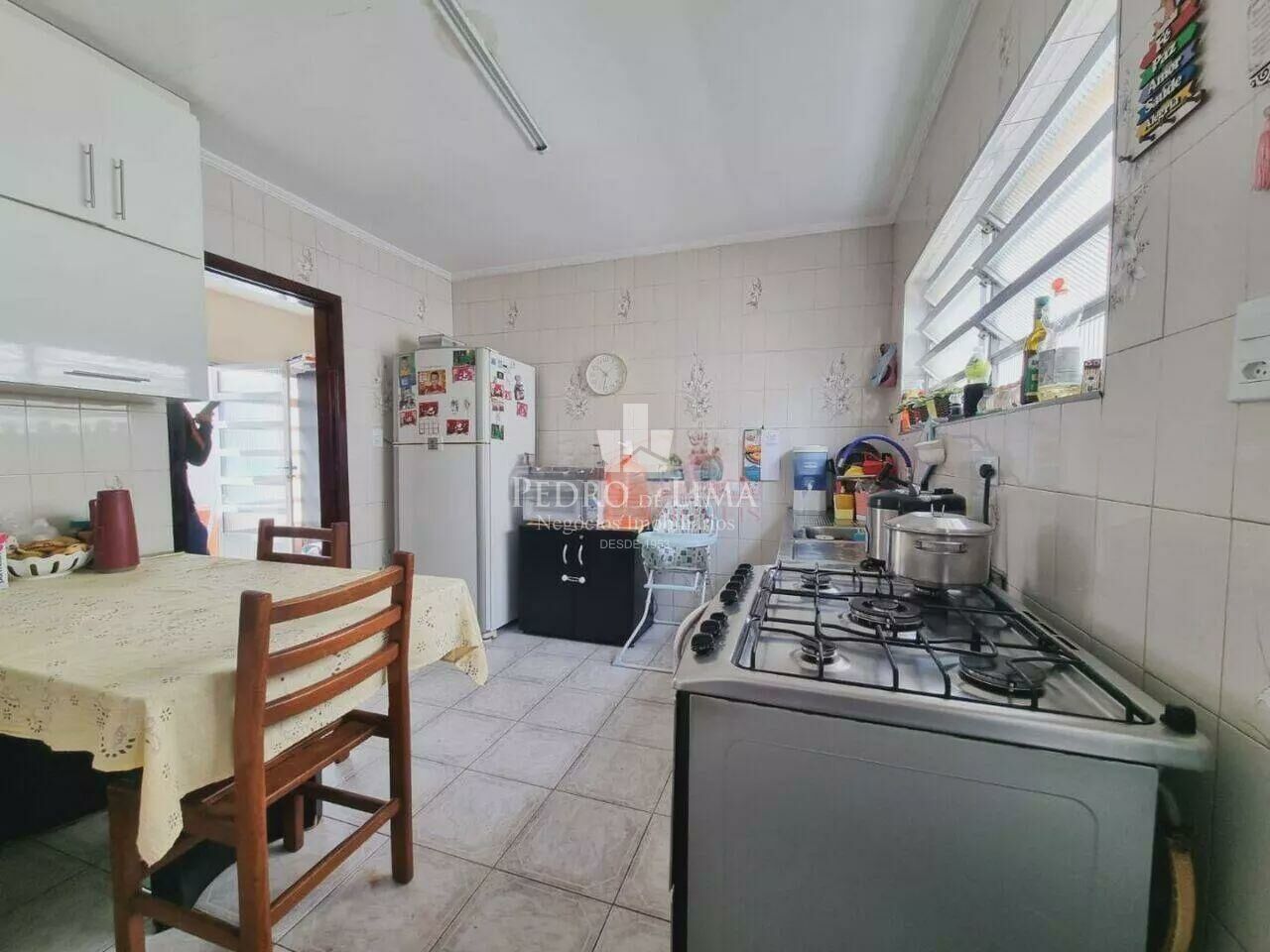 Casa térrea, terreno 10x30, 6 dormitórios e 4 vagas na Ponte Rasa