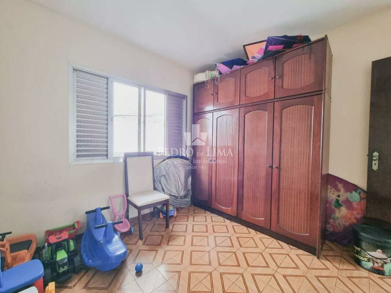 Casa térrea, terreno 10x30, 6 dormitórios e 4 vagas na Ponte Rasa