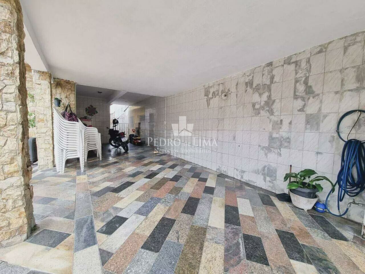 Casa térrea, terreno 10x30, 6 dormitórios e 4 vagas na Ponte Rasa