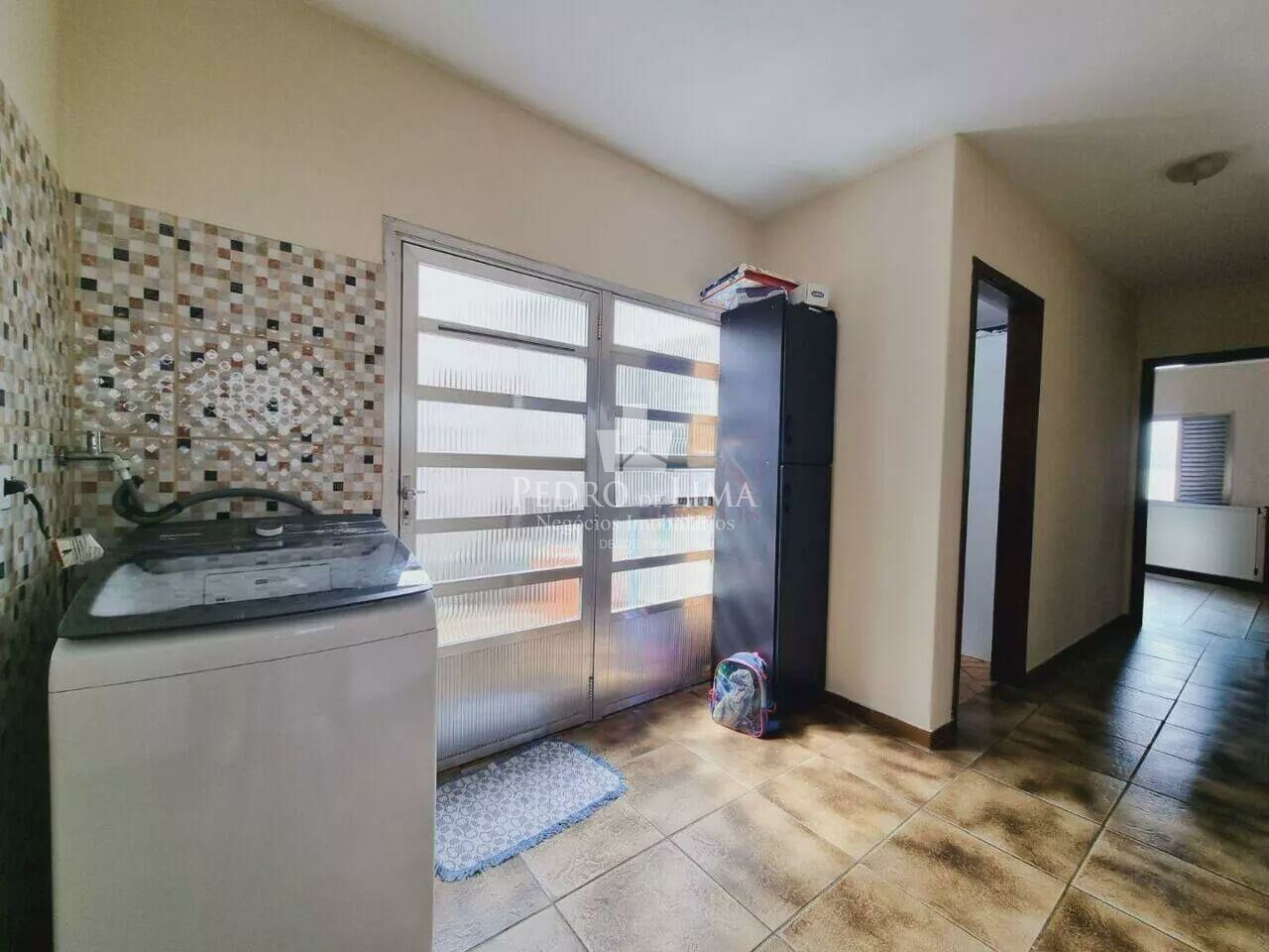 Casa térrea, terreno 10x30, 6 dormitórios e 4 vagas na Ponte Rasa