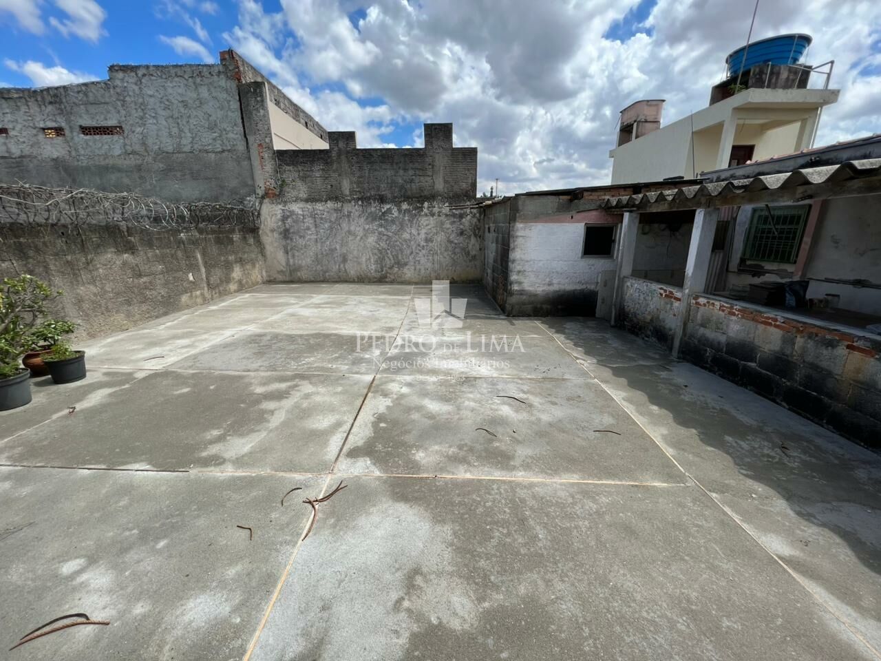 Casa térrea dois dormitórios e três vagas na Vila Jacui