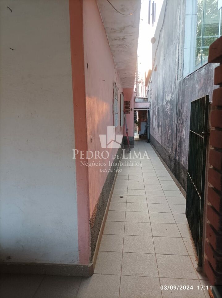 Casa térrea dois dormitórios e três vagas na Vila Jacui