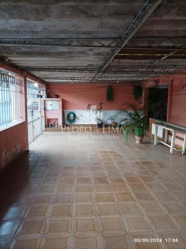 Casa térrea dois dormitórios e três vagas na Vila Jacui