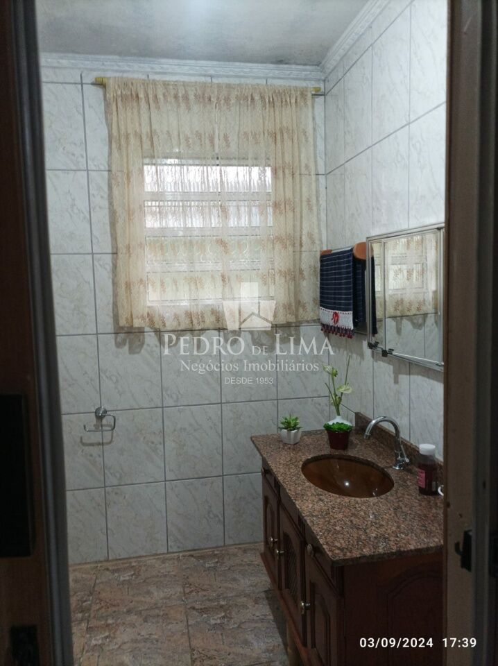 Casa térrea dois dormitórios e três vagas na Vila Jacui